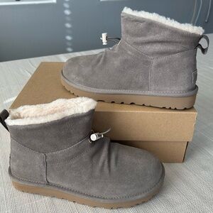 UGG CLASSIC MINI TOGGLER BOOT